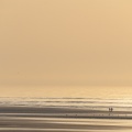 Promeneurs sur la plage de la Mollière d'Aval au soleil couchant.