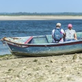 Un couple de touristes installés dans une barque