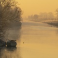 Aube sur le canal de la Somme près de Saint-Valery par un matin brumeux