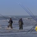 Pêcheurs à la ligne sur la plage à Ault