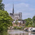 La cathédrale d'Amiens vue depuis le chemin de halage le long de la Somme