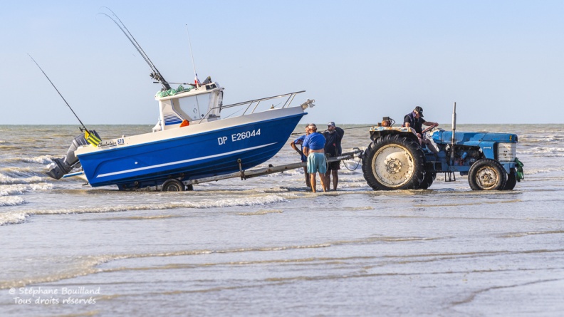 Retour des bateaux des pêcheurs sur la plage de Ault