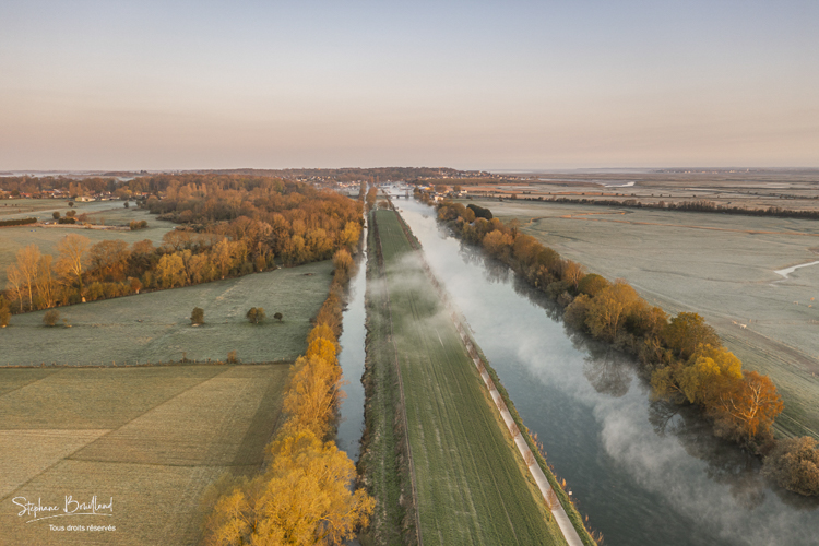Le canal de la Somme et la campagne environnante près de Saint-Valery-sur-Somme