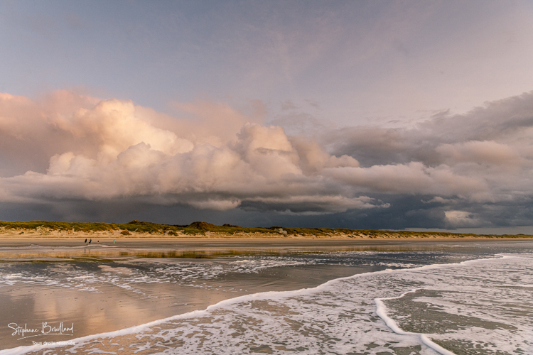 Crépuscule et ciel d'orage sur la plage