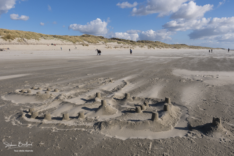 Chateau de sable sur la plage de quend-Plage par grand vent.