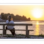 Jeune femme regardant le coucher de soleil à Saint-Valery