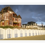 Villa Belle-Epoque et cabines de plage le long de la promenade Jules-Noiret