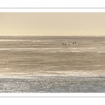 Promeneurs sur les bancs de sable découverts par la marée basse