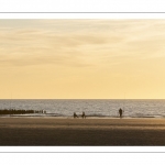Pêcheurs sur la plage au soleil couchant
