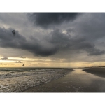 Kitesurf au soleil couchant le long de la plage de Quend