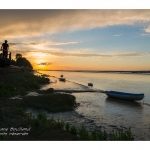 CrÃ©pusule et coucher de soleil sur les barques amarÃ©es le long du fleuve. Saison : Ã©tÃ© - Lieu : Saint-Valery-sur-Somme, Baie de Somme, Somme, Picardie, France.