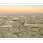 Les mollières de la baie de Somme couvertes de givre au petit matin (vue aérienne)