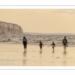 Promeneurs sur la plage de Ault