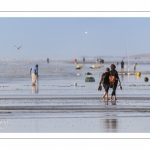 Promeneurs sur la plage de Ault