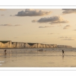 Promeneurs sur la plage de Ault