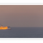 Les ferries qui traversent la Manche entre Calais et Douvres au crépuscule. Saison : Automne - Lieu : Cap Blanc-Nez, Site des deux Caps, Côte d'Opale, Pas-de-Calais, Nord-Pas-de-Calais, Hauts-de-France, France - Ferries crossing the Channel between Calais and Dover at dusk. Season: Autumn - Location: Cap Blanc-Nez, Two Caps Site, Opal Coast, Pas-de-Calais, Nord-Pas-de-Calais, Hauts-de-France, France