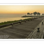 Les quais de Saint-Valery au petit matin le long du chenal de la Somme.