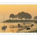 Les quais de Saint-Valery au petit matin le long du chenal de la Somme.