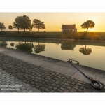 Les quais de Saint-Valery au petit matin le long du chenal de la Somme.