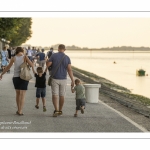 Promeneurs sur les quais de Saint-Valery le long du chenal de la Somme.