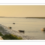 Promeneurs sur les quais de Saint-Valery le long du chenal de la Somme.