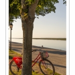 Vélo rouge sur les quais de Saint-Valery le long du chenal de la Somme.