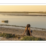 Promeneurs sur les quais de Saint-Valery le long du chenal de la Somme.