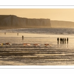 Equipe de cervolistes qui s'entraine au vol de cerf-volant synchronisé sur la plage de Ault près des falaises.