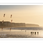 Equipe de cervolistes qui s'entraine au vol de cerf-volant synchronisé sur la plage de Ault près des falaises.