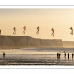 Equipe de cervolistes qui s'entraine au vol de cerf-volant synchronisé sur la plage de Ault près des falaises.