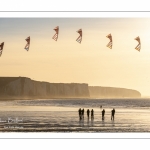 Equipe de cervolistes qui s'entraine au vol de cerf-volant synchronisé sur la plage de Ault près des falaises.