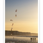 Equipe de cervolistes qui s'entraine au vol de cerf-volant synchronisé sur la plage de Ault près des falaises.