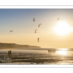 Equipe de cervolistes qui s'entraine au vol de cerf-volant synchronisé sur la plage de Ault près des falaises.