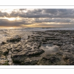 Le plateau rocheux et un coucher de soleil à Ambleteuse sur la côte d'Opale.