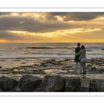 Un couple d'amoureux face au coucher de soleil à Ambleteuse sur la côte d'Opale