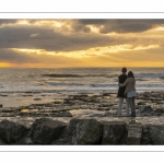 Un couple d'amoureux face au coucher de soleil à Ambleteuse sur la côte d'Opale