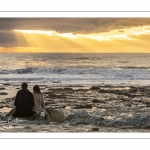 Un couple d'amoureux face au coucher de soleil à Ambleteuse sur la côte d'Opale