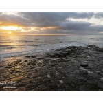 Le plateau rocheux et un coucher de soleil à Ambleteuse sur la côte d'Opale.
