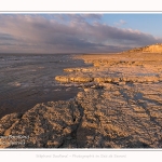 Ault sur sa falaise dans la lumière du couchant. La marée basse découvre le plateau crayeux rongé par la mer et les silex qui affleurent. Saison : Hiver. Lieu : Ault, Côte Picarde, Somme, Picardie, Hauts-de-France, France. Ault on its cliff in the light of the sunset. Low tide discovers the chalky plateau gnawed by the sea and flints that outcrop. Season: Winter. Location: Ault, Picardy Coast, Somme, Picardie, Hauts-de-France, France.