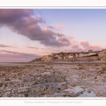 Ault sur sa falaise dans la lumière du couchant. La marée basse découvre le plateau crayeux rongé par la mer et les silex qui affleurent. Saison : Hiver. Lieu : Ault, Côte Picarde, Somme, Picardie, Hauts-de-France, France. Ault on its cliff in the light of the sunset. Low tide discovers the chalky plateau gnawed by the sea and flints that outcrop. Season: Winter. Location: Ault, Picardy Coast, Somme, Picardie, Hauts-de-France, France.