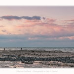 Promeneurs sur le plateau crayeux au pied des falaises à Ault, au crépuscule. Saison : Hiver. Lieu : Ault, Côte Picarde, Somme, Picardie, Hauts-de-France, France. Walkers on the chalky plateau at the foot of the cliffs at Ault at dusk. Season: Winter. Location: Ault, Picardy Coast, Somme, Picardie, Hauts-de-France, France.