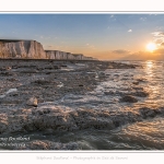 Crépuscule sur les falaises à Ault. La marée basse découvre le plateau crayeux rongé par la mer et les silex qui deviendront les galets. Saison : Hiver. Lieu : Ault, Côte Picarde, Somme, Picardie, Hauts-de-France, France. Twilight on the cliffs at Ault. Low tide discovers the chalky plateau gnawed by the sea and the flints that will become the pebbles. Season: Winter. Location: Ault, Picardy Coast, Somme, Picardie, Hauts-de-France, France.