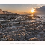 Crépuscule sur les falaises à Ault. La marée basse découvre le plateau crayeux rongé par la mer et les silex qui deviendront les galets. Saison : Hiver. Lieu : Ault, Côte Picarde, Somme, Picardie, Hauts-de-France, France. Twilight on the cliffs at Ault. Low tide discovers the chalky plateau gnawed by the sea and the flints that will become the pebbles. Season: Winter. Location: Ault, Picardy Coast, Somme, Picardie, Hauts-de-France, France.