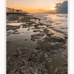 Crépuscule sur les falaises à Ault. La marée basse découvre le plateau crayeux rongé par la mer et les silex qui deviendront les galets. Saison : Hiver. Lieu : Ault, Côte Picarde, Somme, Picardie, Hauts-de-France, France. Twilight on the cliffs at Ault. Low tide discovers the chalky plateau gnawed by the sea and the flints that will become the pebbles. Season: Winter. Location: Ault, Picardy Coast, Somme, Picardie, Hauts-de-France, France.