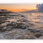 Crépuscule sur les falaises à Ault. La marée basse découvre le plateau crayeux rongé par la mer et les silex qui deviendront les galets. Saison : Hiver. Lieu : Ault, Côte Picarde, Somme, Picardie, Hauts-de-France, France. Twilight on the cliffs at Ault. Low tide discovers the chalky plateau gnawed by the sea and the flints that will become the pebbles. Season: Winter. Location: Ault, Picardy Coast, Somme, Picardie, Hauts-de-France, France.