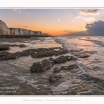 Crépuscule sur les falaises à Ault. La marée basse découvre le plateau crayeux rongé par la mer et les silex qui deviendront les galets. Saison : Hiver. Lieu : Ault, Côte Picarde, Somme, Picardie, Hauts-de-France, France. Twilight on the cliffs at Ault. Low tide discovers the chalky plateau gnawed by the sea and the flints that will become the pebbles. Season: Winter. Location: Ault, Picardy Coast, Somme, Picardie, Hauts-de-France, France.