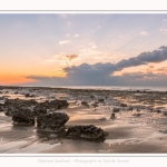 Crépuscule sur les falaises à Ault. La marée basse découvre le plateau crayeux rongé par la mer et les silex qui deviendront les galets. Saison : Hiver. Lieu : Ault, Côte Picarde, Somme, Picardie, Hauts-de-France, France. Twilight on the cliffs at Ault. Low tide discovers the chalky plateau gnawed by the sea and the flints that will become the pebbles. Season: Winter. Location: Ault, Picardy Coast, Somme, Picardie, Hauts-de-France, France.