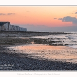 Crépuscule sur les falaises à Ault. La marée basse découvre le plateau crayeux rongé par la mer et les silex qui deviendront les galets. Saison : Hiver. Lieu : Ault, Côte Picarde, Somme, Picardie, Hauts-de-France, France. Twilight on the cliffs at Ault. Low tide discovers the chalky plateau gnawed by the sea and the flints that will become the pebbles. Season: Winter. Location: Ault, Picardy Coast, Somme, Picardie, Hauts-de-France, France.