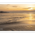 reflets dorés sur le sable mouillé de la plage d'Ault au soleil couchant