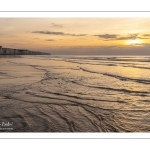 Soleil couchant sur la plage et les falaises à Ault